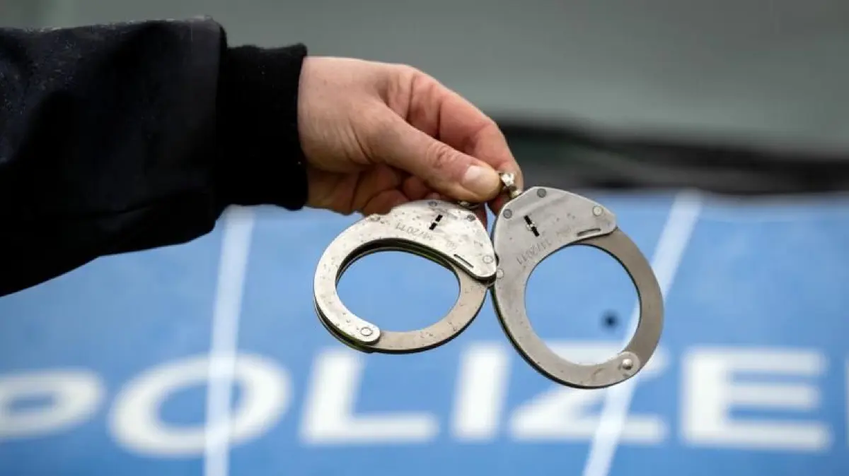 Polizei Handschellen Festnahme Blaulicht Symbolfoto Schwabo LZ OV