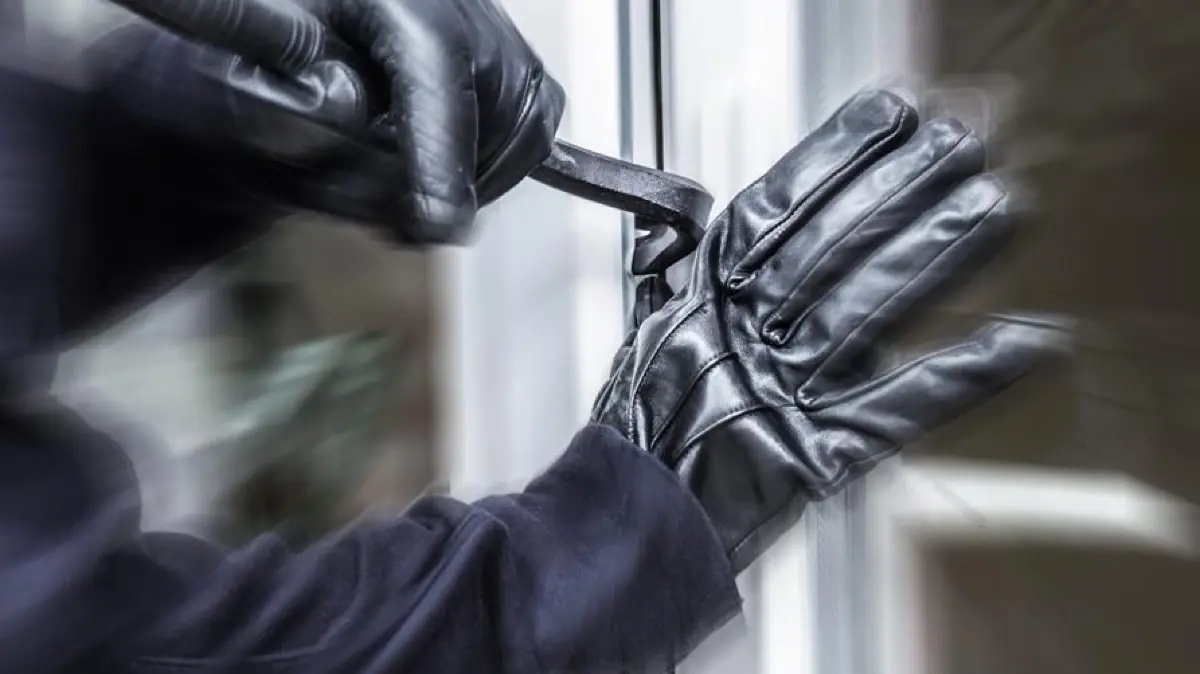 Einbrecher Symbolfoto Handschuhe Brecheisen Stemmeisen Schwabo Blaulicht OV LZ