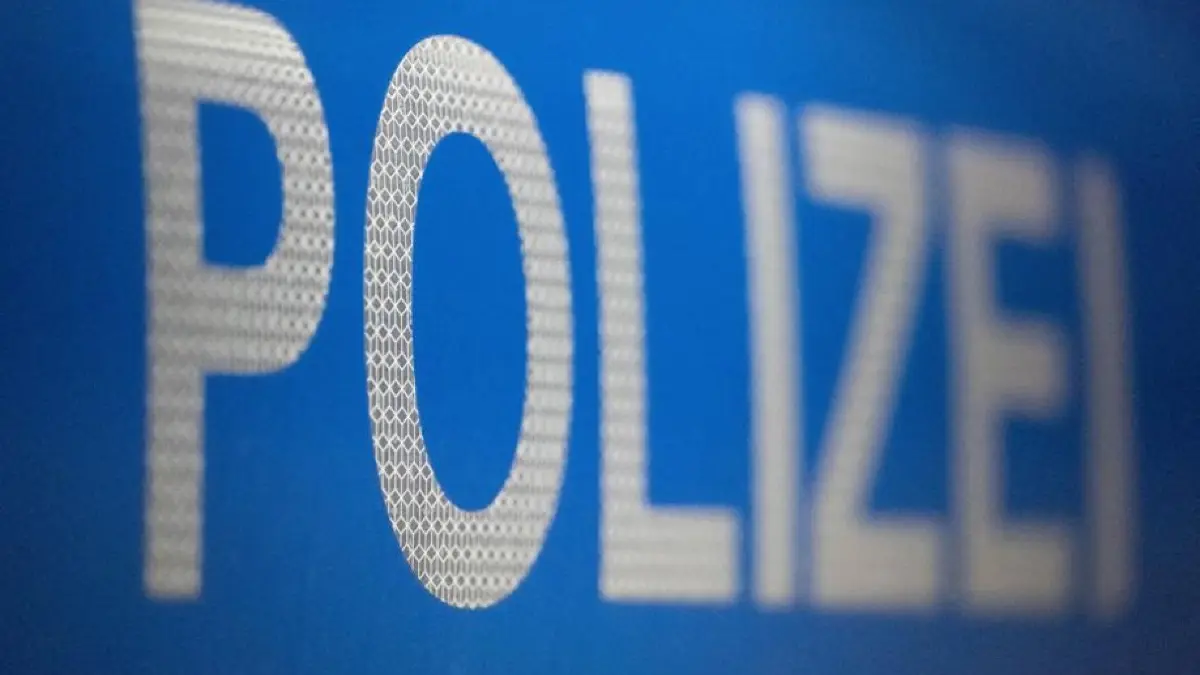 Polizei, Schriftzug, Blaulicht, Symbolfoto Schwabo LZ OV