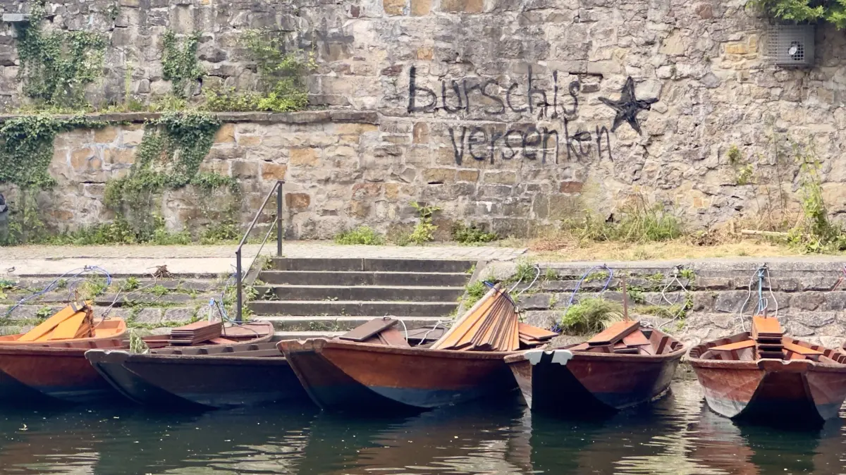 Nach der Sabotage an zwei Stocherkähnen ermittelt die Polizei – auch wegen der vor dem Tübinger Stocherkahnrennen gesprühten Parole an der Anlegestelle Hölderlinturm.