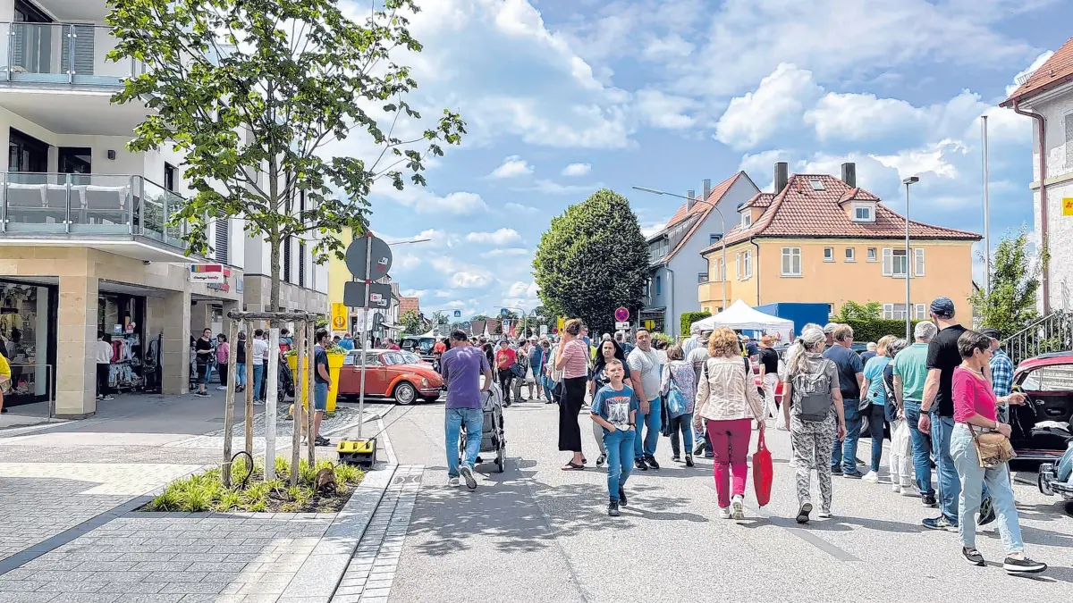 Am Samstag, 20. Juni, wird die Bahnhofstraße feierlich eröffnet. Der Sonntag, 21. Juni, steht ganz im Zeichen von Rosen und Kunst. Zudem lädt der Handels- und Gewerbeverein zum ersten verkaufsoffenen Sonntag in diesem Jahr ein. ⇥Fotos: D. Löbbe(li.) / Stadt Mössingen
