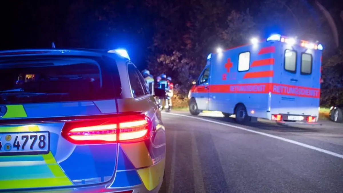 Polizei Rettungswagen Rettungsdienst Krankenwagen Nacht Unfall Symbolfoto Blaulicht Schwabo OV LZ