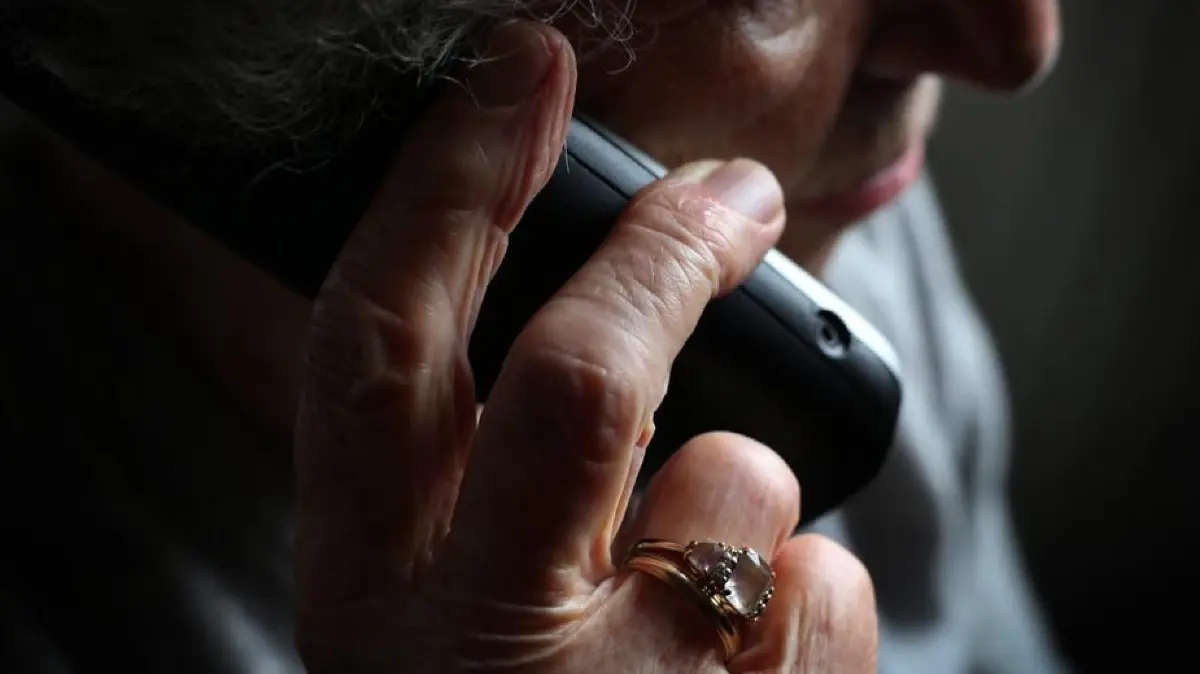 Telefonbetrug Enkeltrick Handy Blaulicht Symbolfoto Schwabo LZ OV