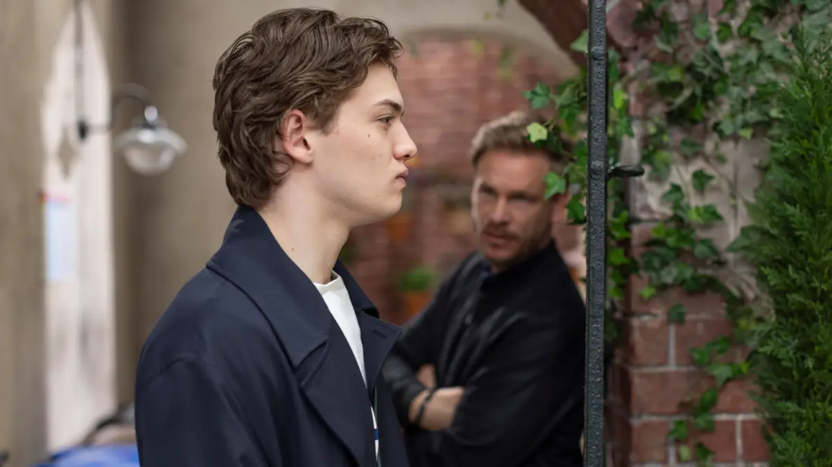 Julius (Lennox Halm, l.) gerät endgültig in die manipulativen Fänge seines Mentors... Rechts Alexander (Frederic Heidorn)