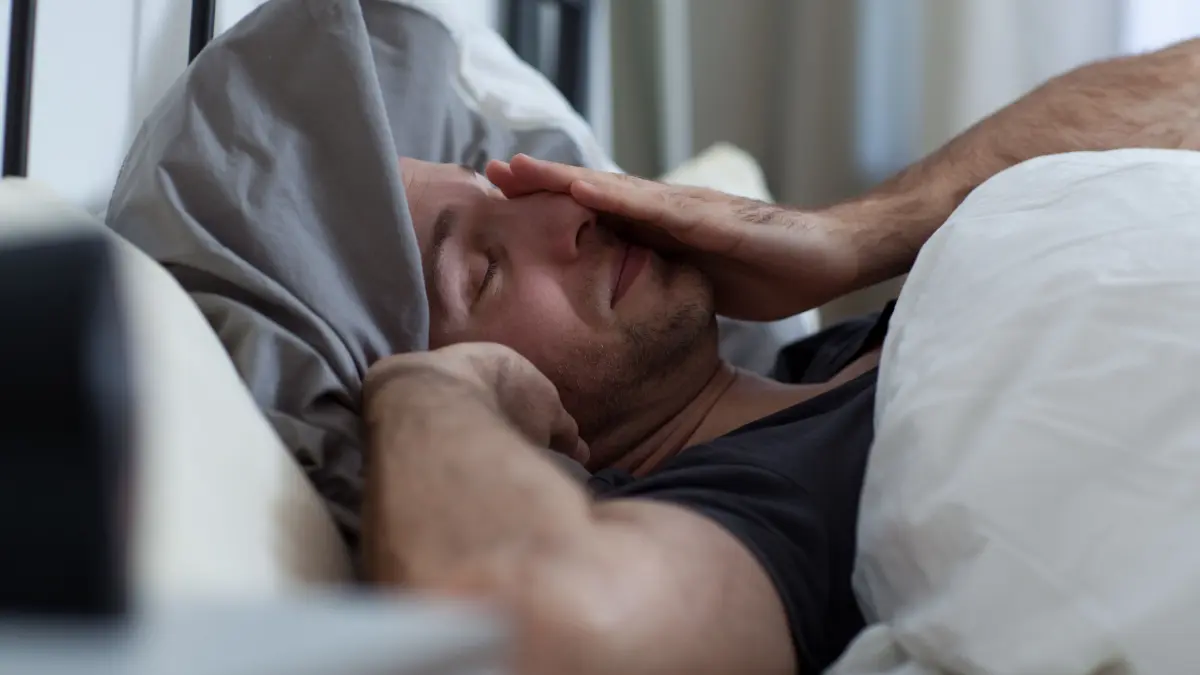 Das Gedankenkarussell sollte vom Bett ferngehalten werden: Wenn man grübelt und deswegen nicht einschlafen kann, besser aufstehen und etwas anderes machen.