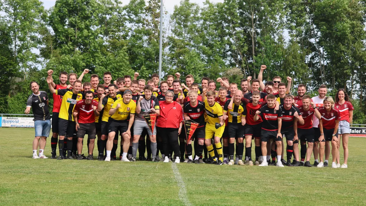 Nach dem Titelgewinn in der Kreisliga A4 und A4-Reserve übergab Staffelleiterin Beate Müller die Meisterwimpel an die Spvgg Gammesfeld.