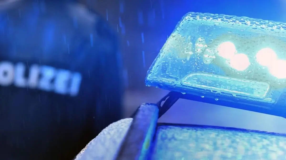 Unfall Regen Polizei Blaulicht Symbolfoto Schwabo LZ OV
