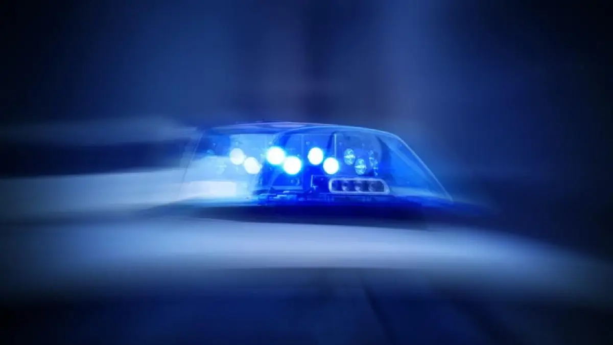 Nacht Polizei Horn Blaulicht Symbolfoto Schwabo LZ OV