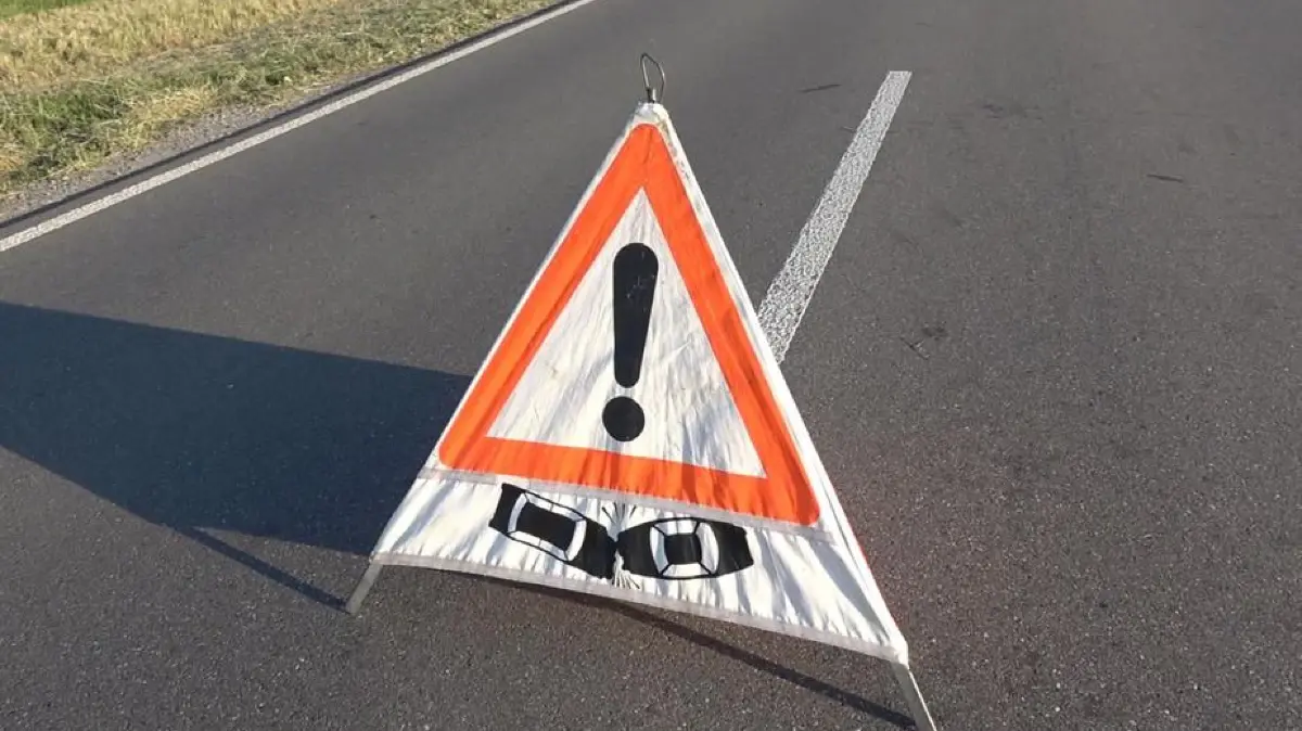 Warndreieck Unfall Symbolfoto Blaulicht Schwabo OV LZ