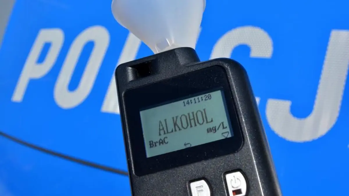 Alkohol Promille Polizeikontrolle Alkoholtest Blaulicht Polizei Symbolfoto Schwabo LZ OV
