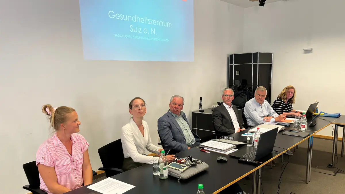 Hebamme Nadja John (Zweite von rechts) erläuterte am Montagabend im Verwaltungsausschuss des Sulzer Gemeinderats das Projekt "Lokales Gesundheitszentrum" vor und stellte sich den Fragen der Gremiumsmitglieder.