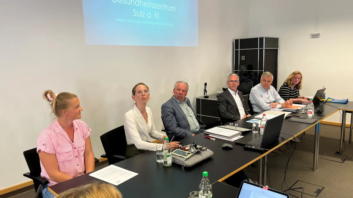 Hebamme Nadja John (Zweite von rechts) erläuterte am Montagabend im Verwaltungsausschuss des Sulzer Gemeinderats das Projekt "Lokales Gesundheitszentrum" vor und stellte sich den Fragen der Gremiumsmitglieder.