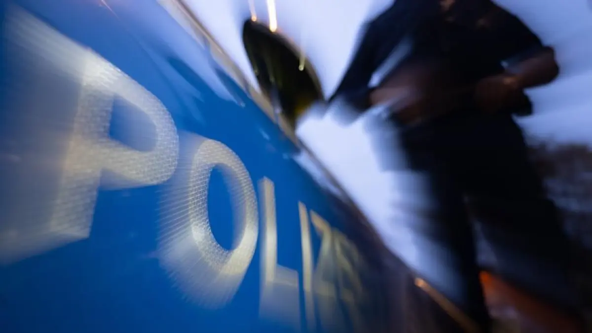 Polizei Nacht Unfall Blaulicht Symbolfoto Schwabo LZ OV