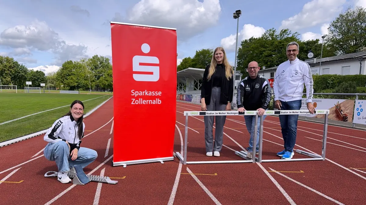 Im Hechinger Weiherstadion (von links): Sarina Heider (Trainerin), Jennifer Sauter (Sparkasse Zollernalb), Michael Dietmann (Vorsitzender TV Hechingen) und Martin Grundmann (LGSZ-Sportvorstand).