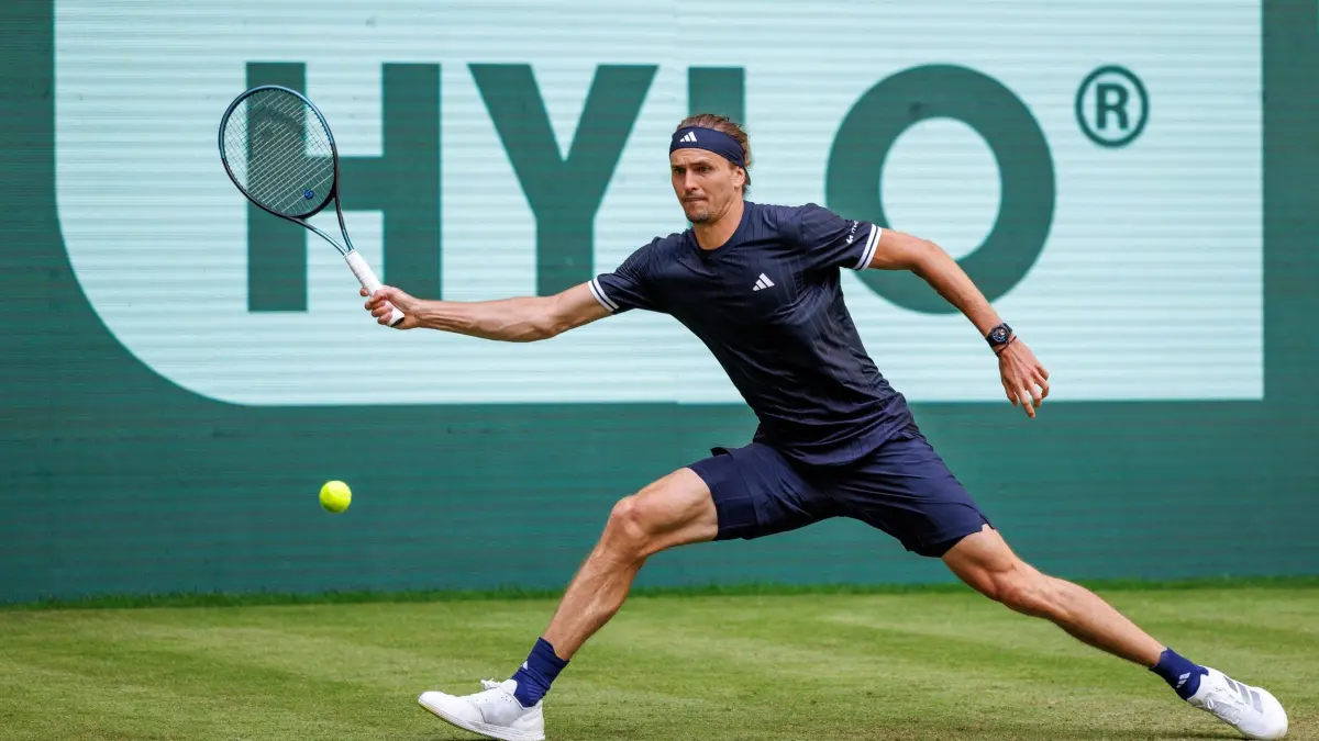 Tennis: ATP-Tour - Halle/Westfalen: 16.06.2026, Nordrhein-Westfalen, Halle (Westfalen): Tennis: ATP-Tour - Halle/Westfalen, Einzel, Männer, 1. Runde. Zverev (Deutschland) - Kopriva (Tschechien). Alexander Zverev spielt eine Vorhand. Foto: Friso Gentsch/dpa +++ dpa-Bildfunk +++