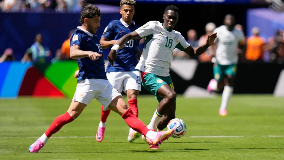 WM 2026 - Frankreich - Senegal: 16.06.2026, USA, East Rutherford: Fußball, Männer: WM, Frankreich - Senegal, Vorrunde, Gruppe I, 1. Spieltag, New-York-New-Jersey-Stadion. Frankreichs Theo Hernandez (l) und Senegals Ismaila Sarr kämpfen um den Ball. Foto: Frank Franklin II/AP/dpa +++ dpa-Bildfunk +++