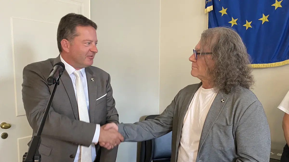 "So wahr mir Gott helfe": Der wiedergewählte Hechinger Bürgermeister Philipp Hahn (links) wurde von seinem Stellvertreter Jürgen Fischer auf die zweite Amtszeit verpflichtet.