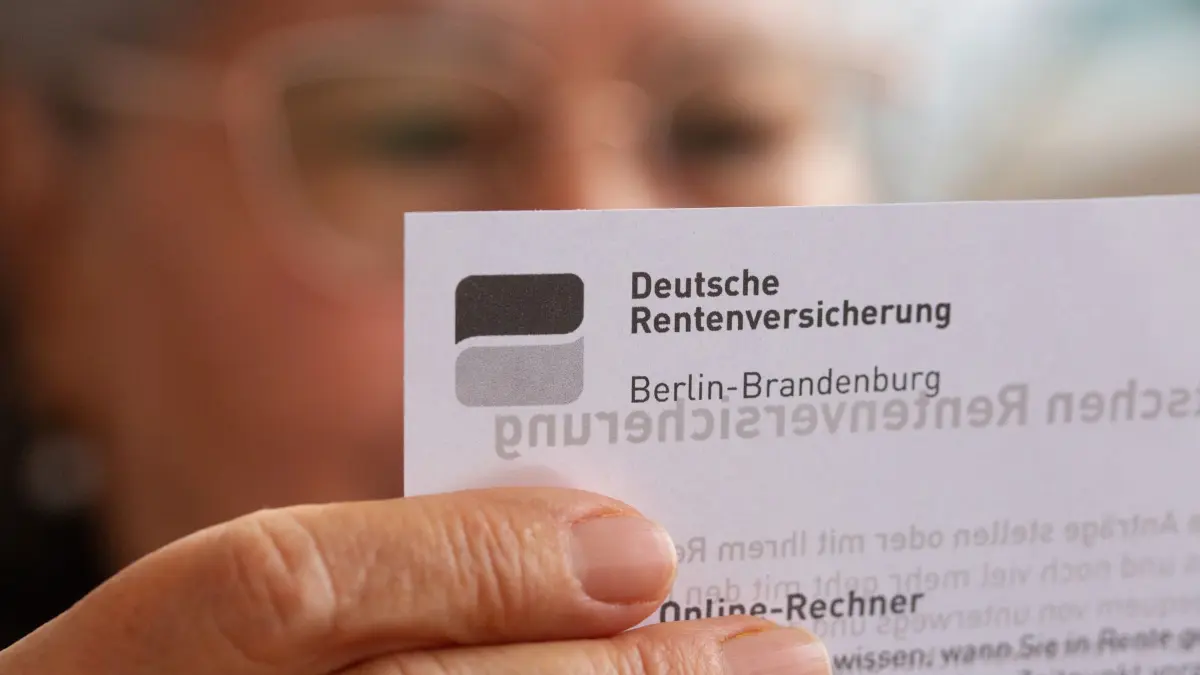 Eine Seniorin hält ein Schreiben der Deutschen Rentenversicherung: ILLUSTRATION - Wollen Sie früher in Rente gehen? Dann können Sie mögliche Abschläge durch freiwillige Rentenzahlungen ausgleichen. (zu dpa: «Rentenpunkte kaufen – warum Steuervorteile nicht alles sind») Foto: Fernando Gutierrez-Juarez/dpa/dpa-mag - Honorarfrei nur für Bezieher des Dienstes dpa-Magazin +++ dpa-Magazin +++
