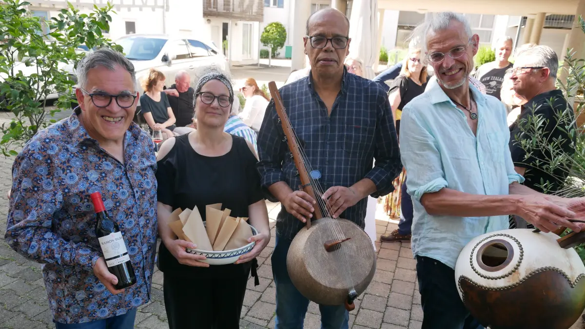 Sie gestalteten den Abend der kulinarisch-musikalischen Völkerverständigung, (von links) Evangelos Pattas, seine Schwägerin Christine Enchelmayer-Issa, Bassam Issa und Frank Heinkel.