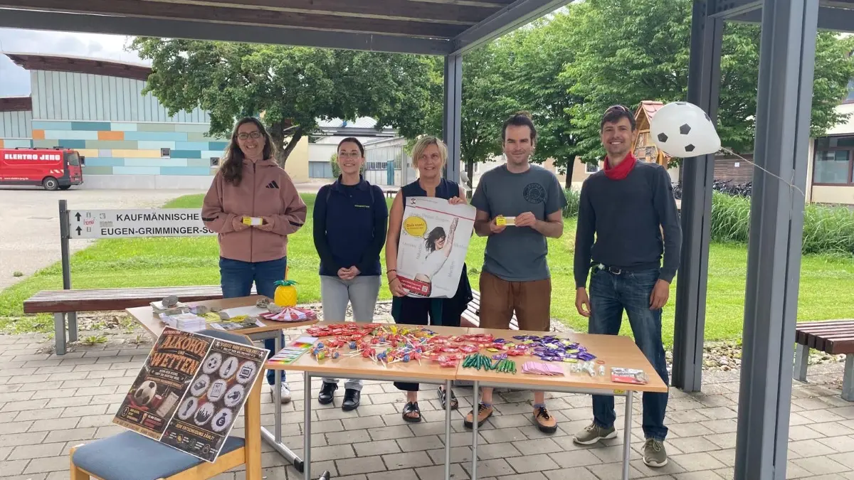 Silvia Fischer, Sophia Stadelmayer, Nicole Lehmann, Manuel Läßle und Schulsozialarbeiter Hans-Georg Ehrmann (von links) vor der Gewerblichen Schule in Crailsheim.
