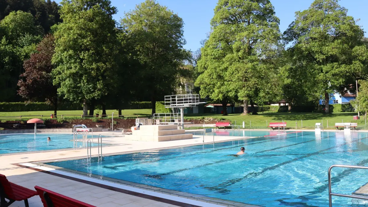 Die ersten Schwimmer drehen im Freibad „Susolei“ in Sulz ihre Runden.