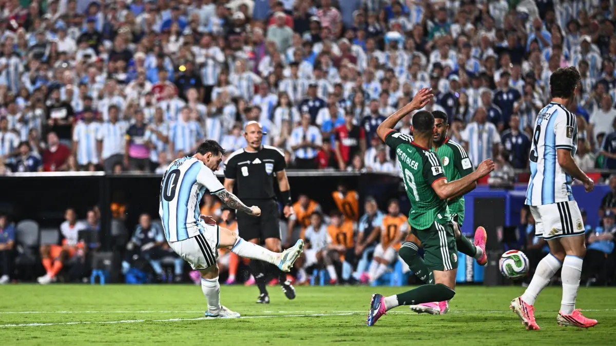 WM 2026 - Argentinien - Algerien: 17.06.2026, USA, Kansas City: Fußball, Männer, WM 2026, Argentinien - Algerien, Vorrunde, Gruppe J, Spieltag 1, Kansas-City-Stadion, Lionel Messi (Argentinien) erzielt seinen dritten Treffer zum 3:0. ACHTUNG: Gemäß den Auflagen der FIFA dürfen die Bilder ausschließlich zur redaktionellen Verwendung genutzt werden. Eine kommerzielle Nutzung ist ausgeschlossen. Zudem dürfen keine videoähnlichen Sequenzen erstellt werden, und es dürfen keine Veränderungen weder im Vordergrund noch im Hintergrund am Bild vorgenommen werden. Foto: Tom Weller/dpa +++ dpa-Bildfunk +++