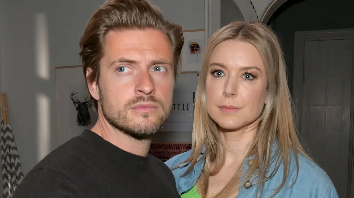 Jessica (Nina Ensmann) kann sich mit ihren Gedanken kaum auf Philip (Jörn Schlönvoigt) konzentrieren.