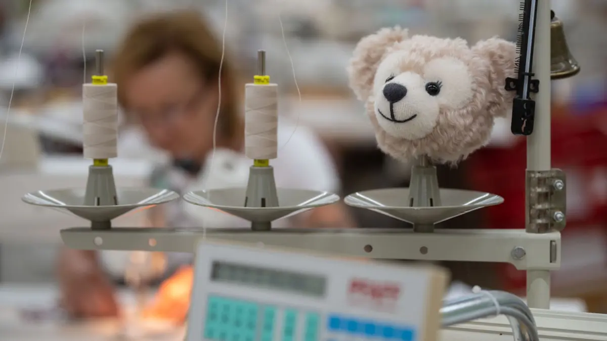 Plüschtierhersteller Steiff: ARCHIV - 16.07.2020, Baden-Württemberg, Giengen an der Brenz: Eine Mitarbeiterin näht in der Produktion der Margarete Steiff GmbH einen Plüschteddy. (zu dpa: «Ravensburger übernimmt Mehrheit bei Plüschtierfirma Steiff») Foto: Marijan Murat/dpa +++ dpa-Bildfunk +++