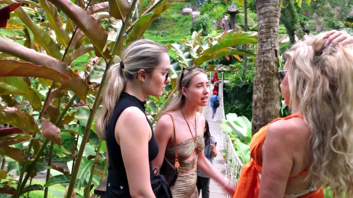 Bei „Die Geissens“ geraten die Töchter Davina (l.) und Shania in einen Streit.