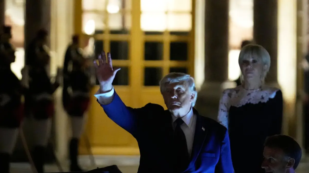 Frankreich - Trump trifft Macron: 18.06.2026, Frankreich, Versailles: US-Präsident Donald Trump verlässt nach einem Abendessen das Schloss Versailles. Foto: Michel Euler/Pool AP/AP/dpa +++ dpa-Bildfunk +++