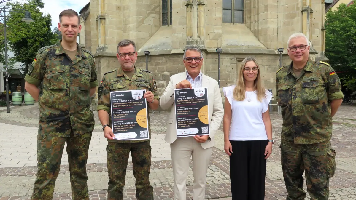 Freuen sich auf Bw-Musix: Hauptmann Roman Reckling (Presseoffizier Militärmusikdienst der Bundeswehr), Oberst Christoph Scheibling, OB Dirk Abel, Alexandra Schlaich (Amt für Familie, Bildung und Vereine) und Oberstabsbootsmann Sven Kempe (v.l.).