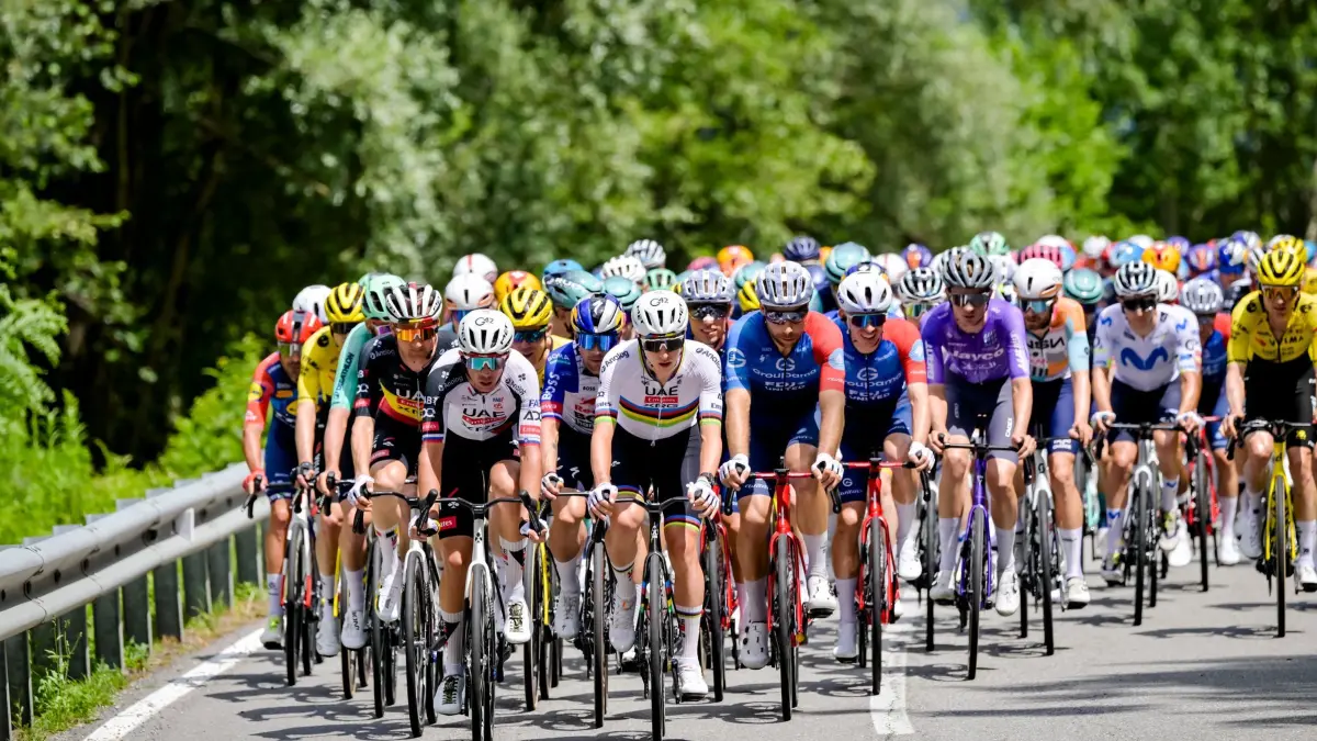 Tour de Suisse: 17.06.2026, Italien, Sondrio: Radsport: UCI WorldTour - Tour de Suisse: Die Fahrergruppe mit dem Slowenen Tadej Pogacar (M) vom UAE Team Emirates-XRG in Aktion Foto: Gian Ehrenzeller/KEYSTONE/dpa +++ dpa-Bildfunk +++