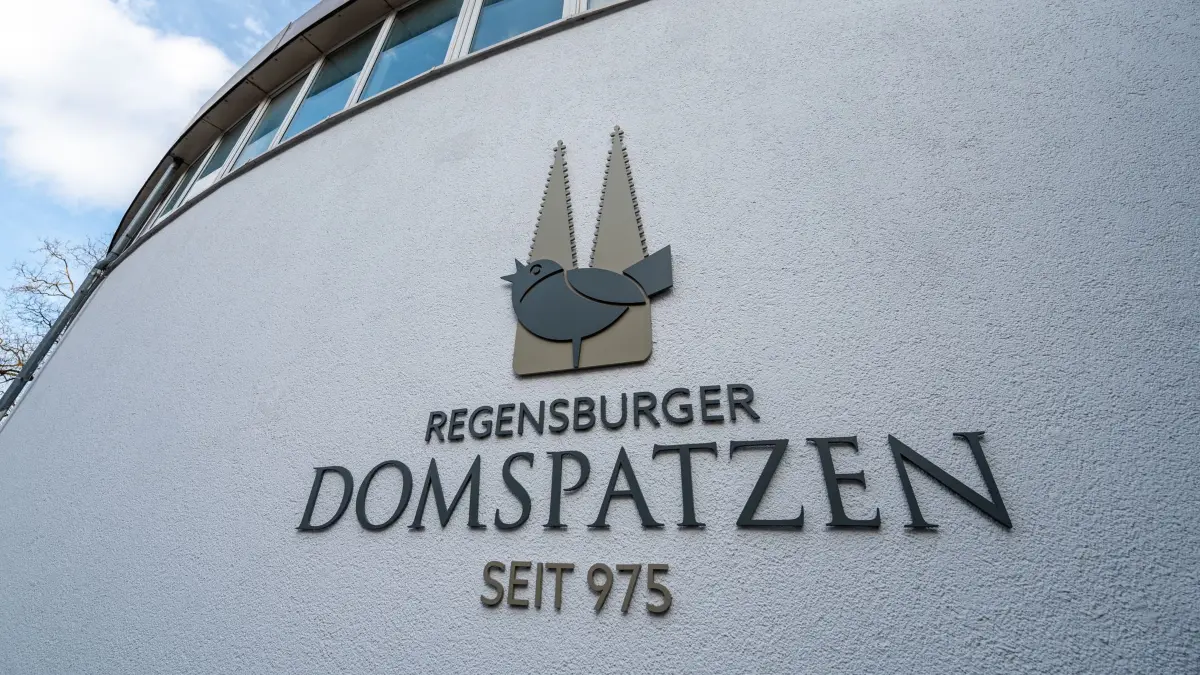 Regensburger Domspatzen: ARCHIV - 21.02.2022, Bayern, Regensburg: Der Schriftzug der Regensburger Domspatzen am Schulgebäude. (zu dpa: «Prozess um Missbrauch bei Domspatzen – Entscheidung erwartet») Foto: Armin Weigel/dpa +++ dpa-Bildfunk +++