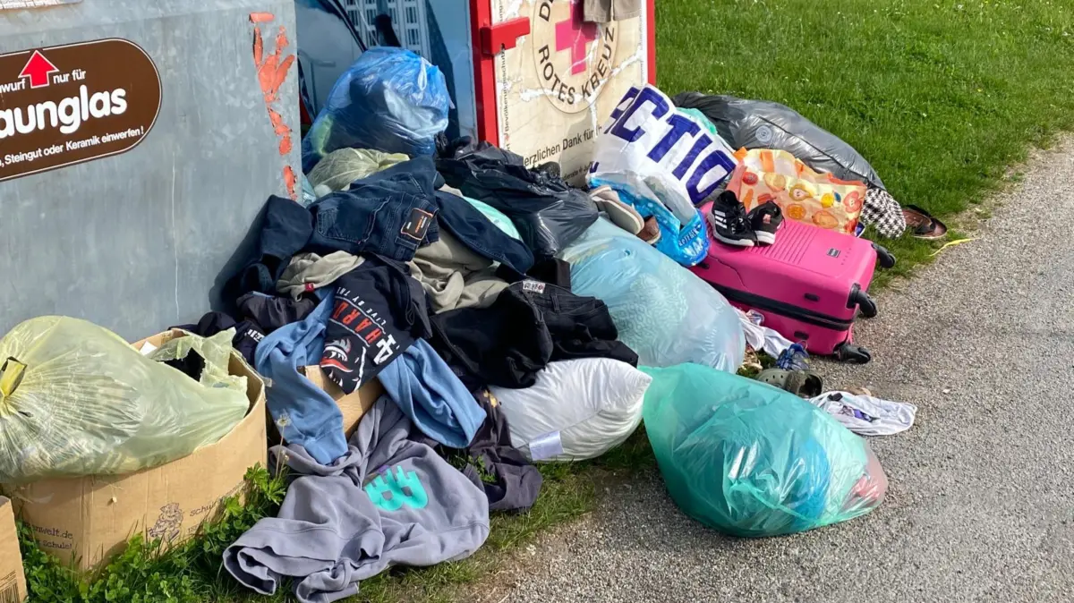 Am Containerstandort in Mühlheim wird immer wieder wild Müll abgelagert.