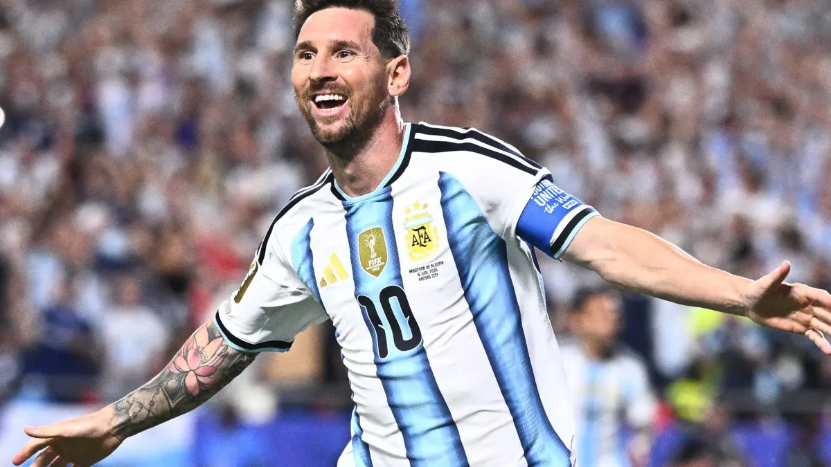 WM 2026 - Argentinien - Algerien: 16.06.2026, USA, Kansas City: Fußball, Männer, WM 2026, Argentinien - Algerien, Vorrunde, Gruppe J, Spieltag 1, Kansas-City-Stadion, Lionel Messi (Argentinien) jubelt über seinen zweiten Treffer zum 2:0. ACHTUNG: Gemäß den Auflagen der FIFA dürfen die Bilder ausschließlich zur redaktionellen Verwendung genutzt werden. Eine kommerzielle Nutzung ist ausgeschlossen. Zudem dürfen keine videoähnlichen Sequenzen erstellt werden, und es dürfen keine Veränderungen weder im Vordergrund noch im Hintergrund am Bild vorgenommen werden. Foto: Tom Weller/dpa +++ dpa-Bildfunk +++