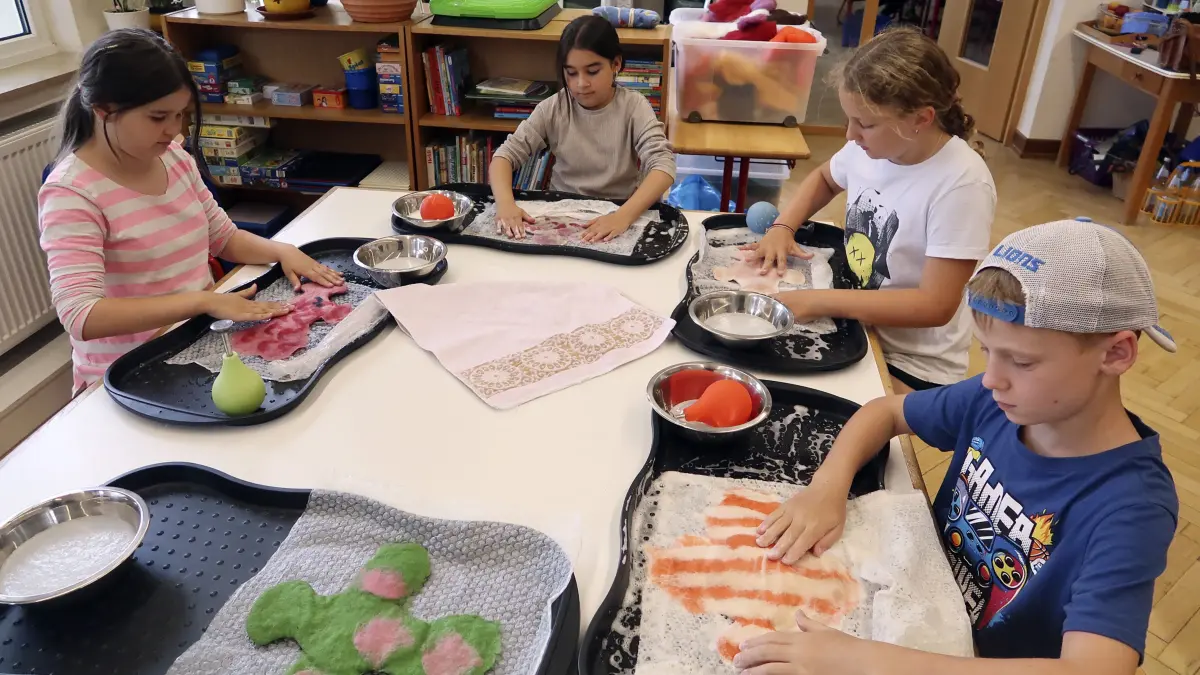Das Angebot der Ganztagsbetreuung an der Grundschule in Böhmenkirch ist vielfältig: Hier filzen Schüler der 3. und 4. Klasse bunte Fische.