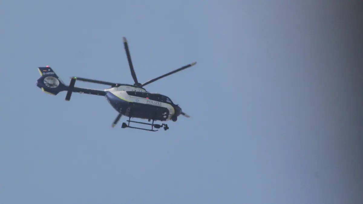 Der neue bayerische Polizeihubschrauber bei einem Einsatz in Neu-Ulm.