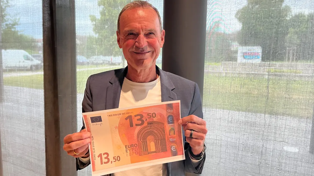 Aktionärsvertreter Ewald Stephan wedelte mit einem symbolischen Geldschein. Darauf abgedruckt: der Stand der Aktien am Tag der Hauptversammlung.