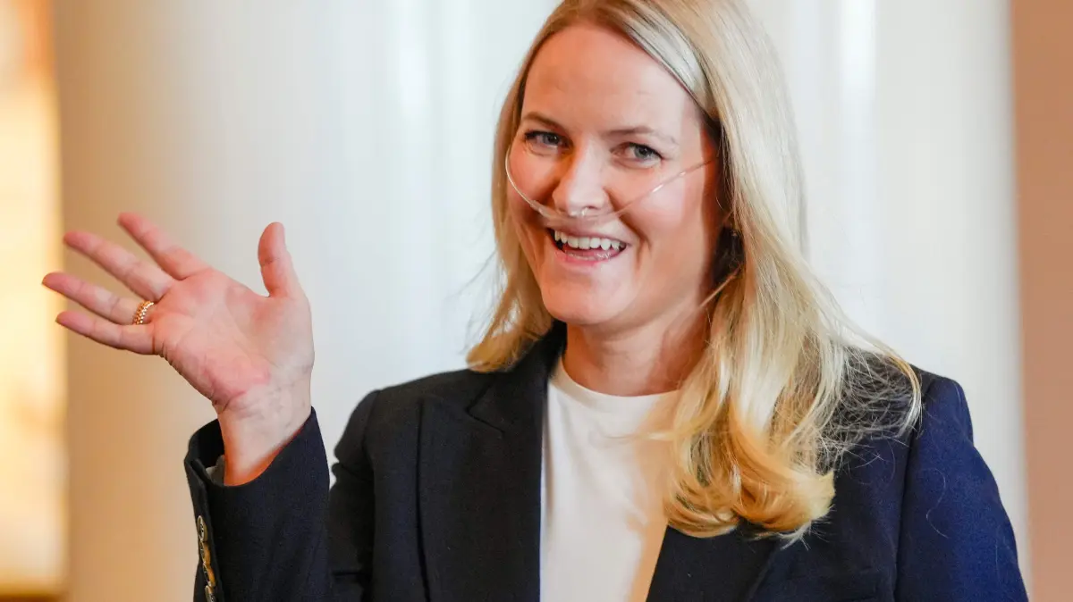 FILES-NORWAY-ROYALS-HEALTH: (FILES) Crown Princess Mette-Marit of Norway waves as she arrives for a reception for the Norwegian athletes from the Paralympics in Milano Cortina 2026 at the Palace on April 10, 2026. Norway's Crown Princess Mette-Marit, who was diagnosed in 2018 with a rare form of pulmonary fibrosis that causes breathing difficulties, has undergone a "successful" lung transplant, the palace said on June 17, 2026. Mette-Marit's condition, which causes scarring of the lungs, had deteriorated significantly over the past six months and her doctors announced on June 5, 2026 that the 52-year-old had been placed on the waiting list for a lung transplant. (Photo by Lise Åserud / NTB / AFP) / Norway OUT