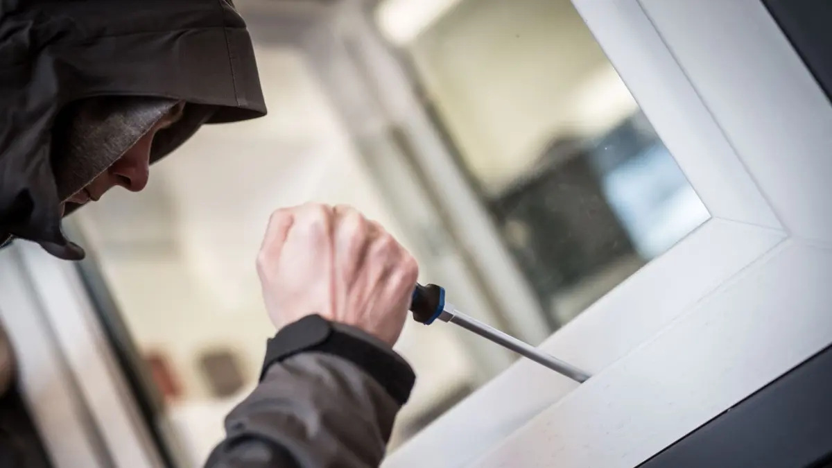 ARCHIV - 10.04.2015, Hessen, Frankfurt/Main: Ein Mann demonstriert in der polizeilichen Beratungsstelle, wie Einbrecher Fenster aufhebeln. (zu dpa: «Vorsicht Abzocke! Vor Weihnachten ist auch Zeit der Betrüger») Foto: Frank Rumpenhorst/dpa +++ dpa-Bildfunk +++