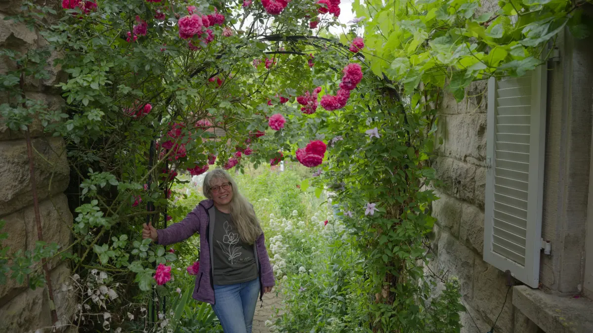 Birgit Gölder verbringt im Juni gerne Zeit in ihrem großen Gartenreich und erfreut sich an der üppigen Rosenpracht