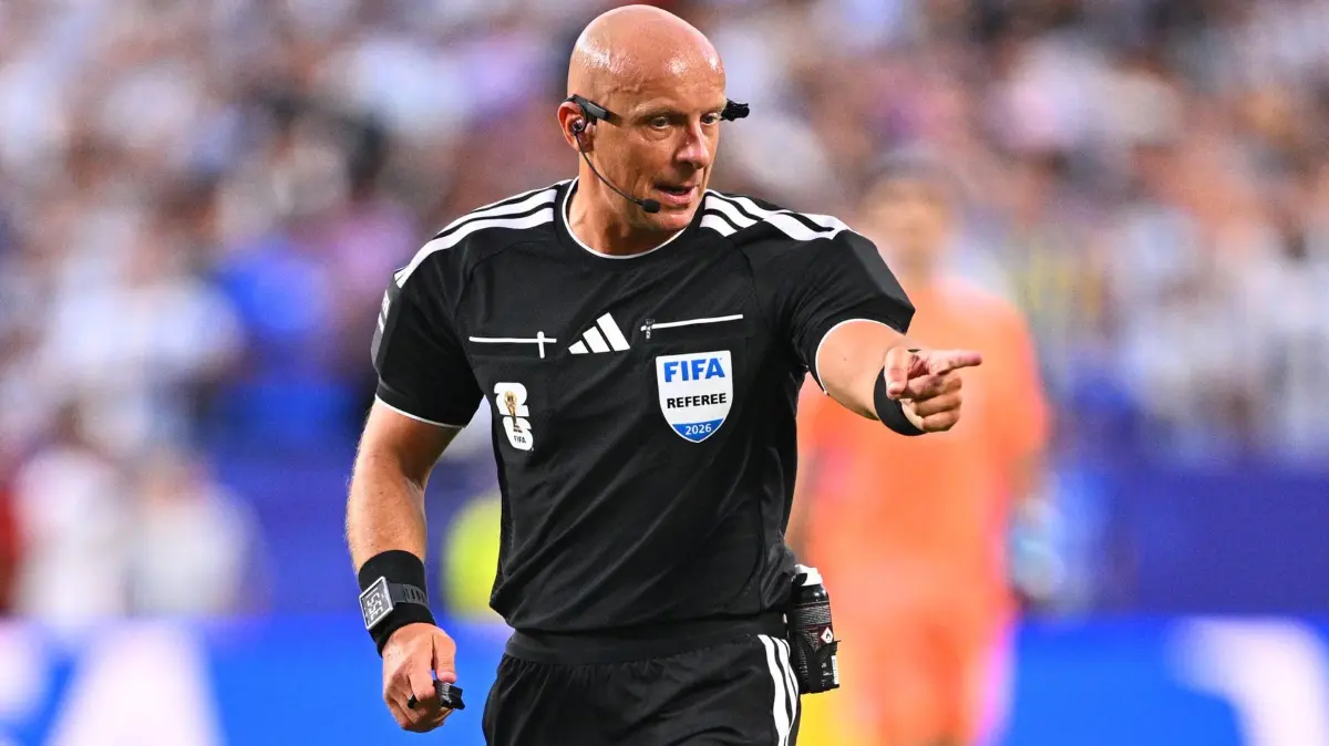 WM 2026 - Argentinien - Algerien: 17.06.2026, USA, Kansas City: Fußball, Männer, WM 2026, Argentinien - Algerien, Vorrunde, Gruppe J, Spieltag 1, Kansas-City-Stadion, Schiedsrichter Szymon Marciniak aus Polen leitet das Spiel. ACHTUNG: Gemäß den Auflagen der FIFA dürfen die Bilder ausschließlich zur redaktionellen Verwendung genutzt werden. Eine kommerzielle Nutzung ist ausgeschlossen. Zudem dürfen keine videoähnlichen Sequenzen erstellt werden, und es dürfen keine Veränderungen weder im Vordergrund noch im Hintergrund am Bild vorgenommen werden. Foto: Tom Weller/dpa +++ dpa-Bildfunk +++