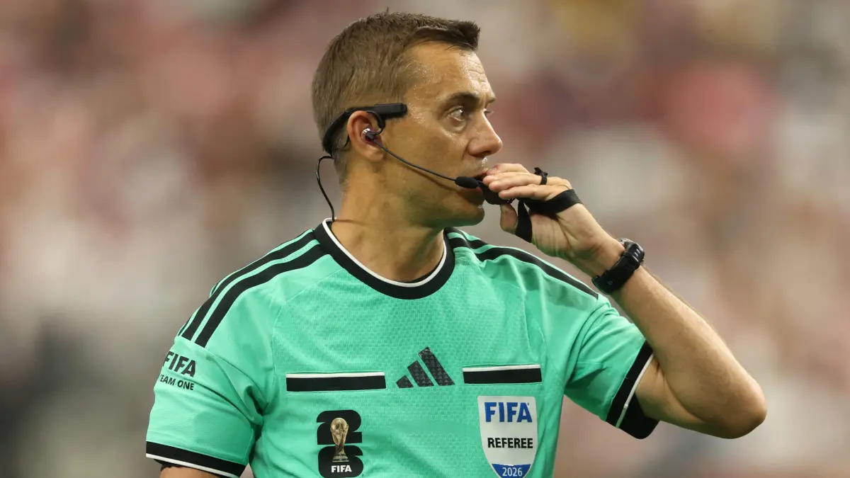 England v Croatia: Group L - FIFA World Cup 2026: ARLINGTON, TEXAS - JUNE 17: Referee Clement Turpin gestures during the FIFA World Cup 2026 Group L match between England and Croatia at Dallas Stadium on June 17, 2026 in Arlington, Texas. Richard Pelham/Getty Images/AFP (Photo by Richard Pelham / GETTY IMAGES NORTH AMERICA / Getty Images via AFP)