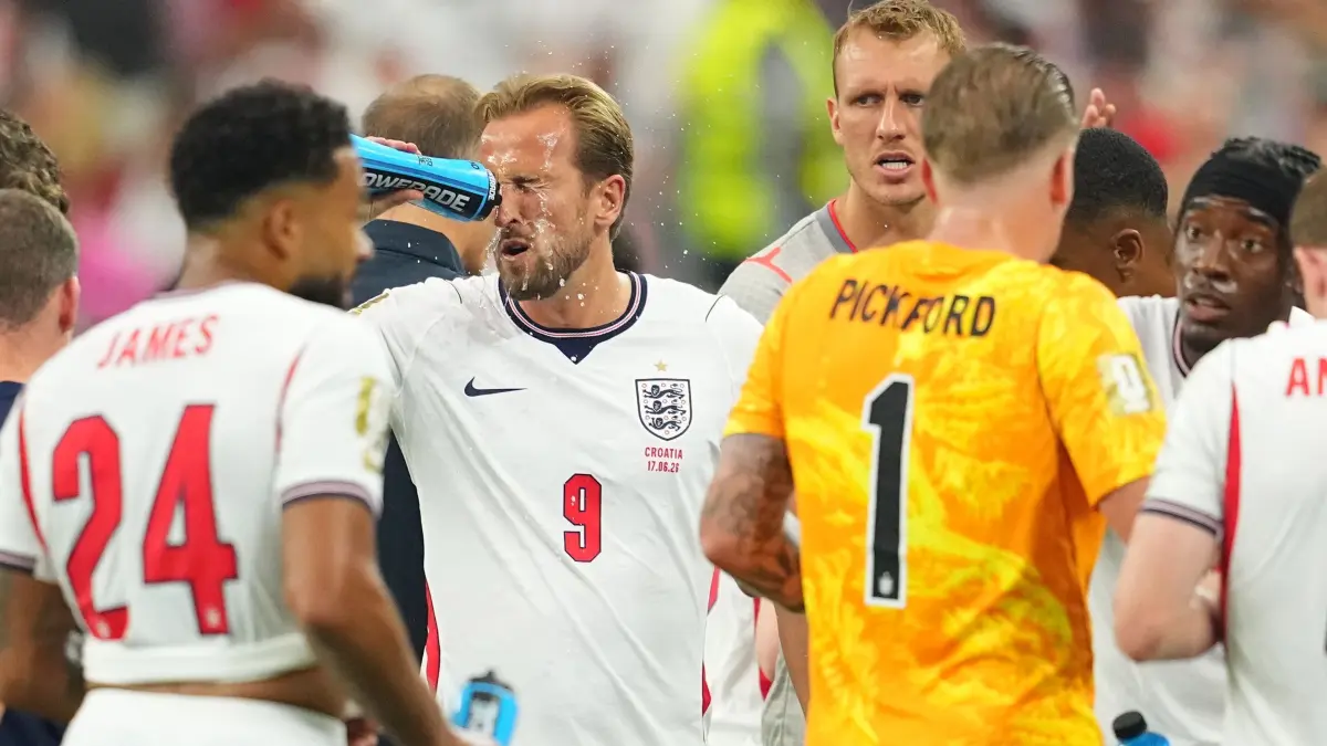 WM 2026 - England - Kroatien: 17.06.2026, USA, Arlington: Fußball, Männer: WM, England - Kroatien, Vorrunde, Gruppe L, 1. Spieltag, Dallas-Stadion. Der Engländer Harry Kane sprüht sich während einer Trinkpause Wasser ins Gesicht. Foto: Julio Cortez/AP/dpa +++ dpa-Bildfunk +++