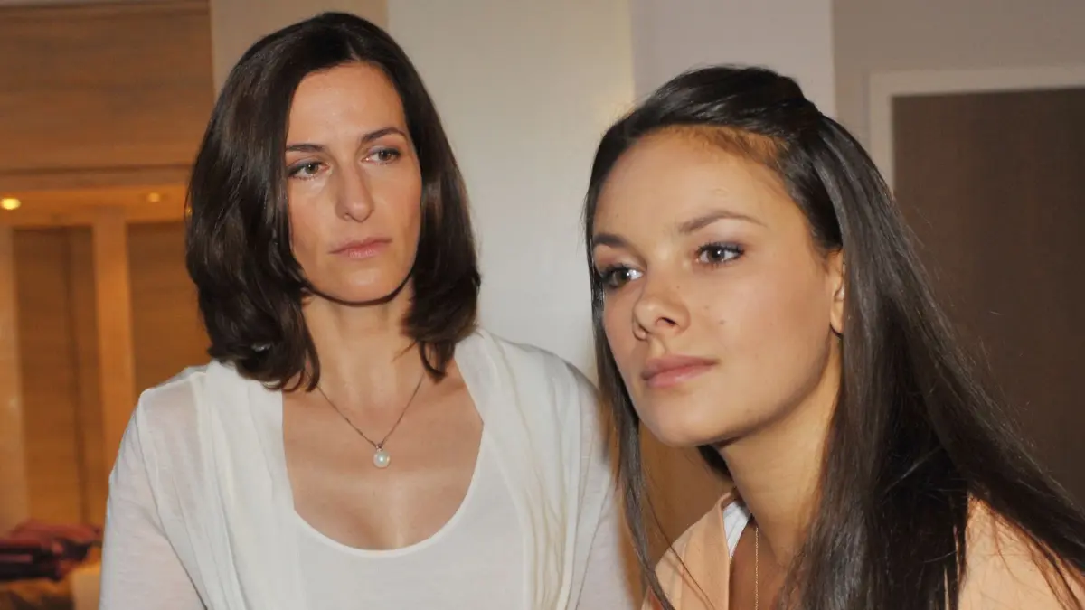Katrin (Ulrike Frank, l.) und ihre Tochter Jasmin (Janina Uhse) sehen sich nur sehr selten. Aktuell sind GZSZ-Retrofolgen auf RTL Passion zu sehen.