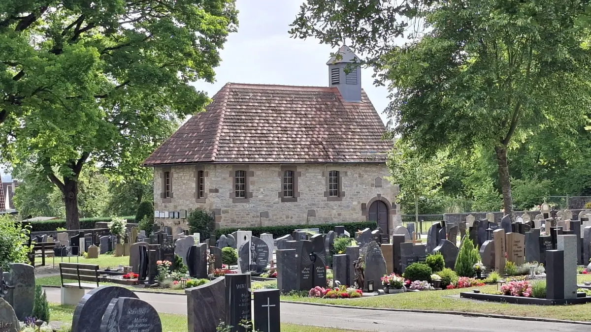 Eine Besonderheit des Empfinger Friedhofs ist die Gedächtniskapelle anstelle eines Kriegerdenkmals.