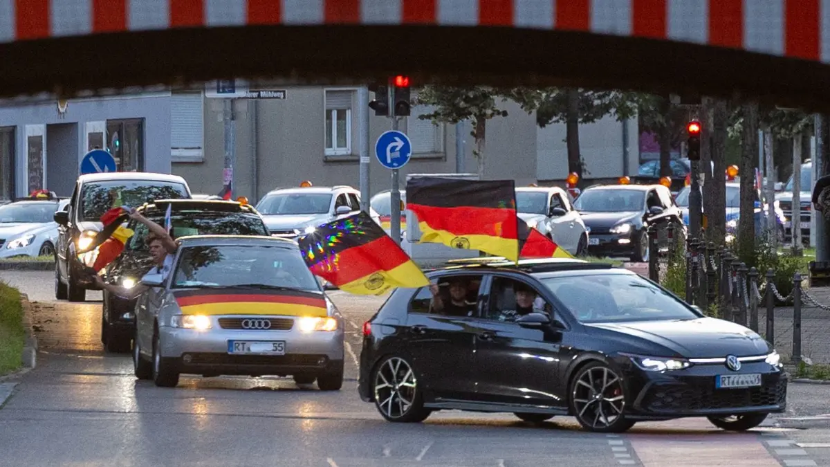 Autokorso in Reutlingen Unter den Linden nach 7:1 über Curacao.