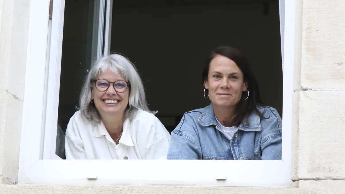 Sibylle Mick, Leiterin der Einrichtung, und ihre Mitarbeiterin Carolin Bolzmann blicken aus dem Haus der Familie.