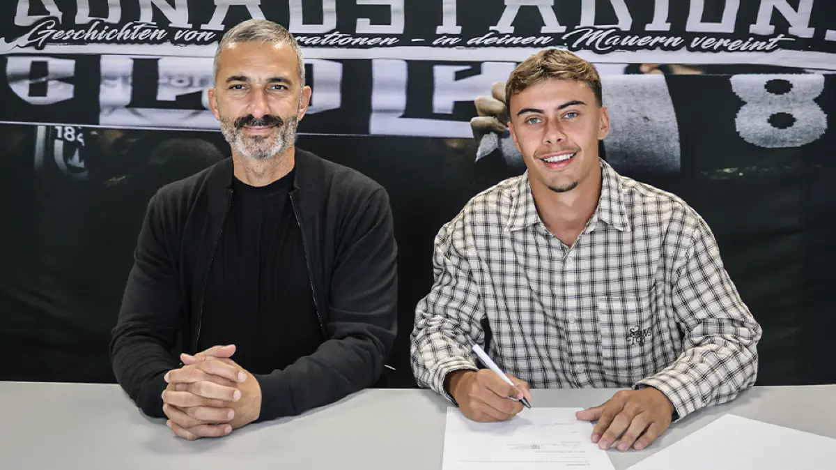 Sportdirektor Murat Isik begrüßt Neuzugang Christopher Negele beim SSV Ulm 1846 Fußball.