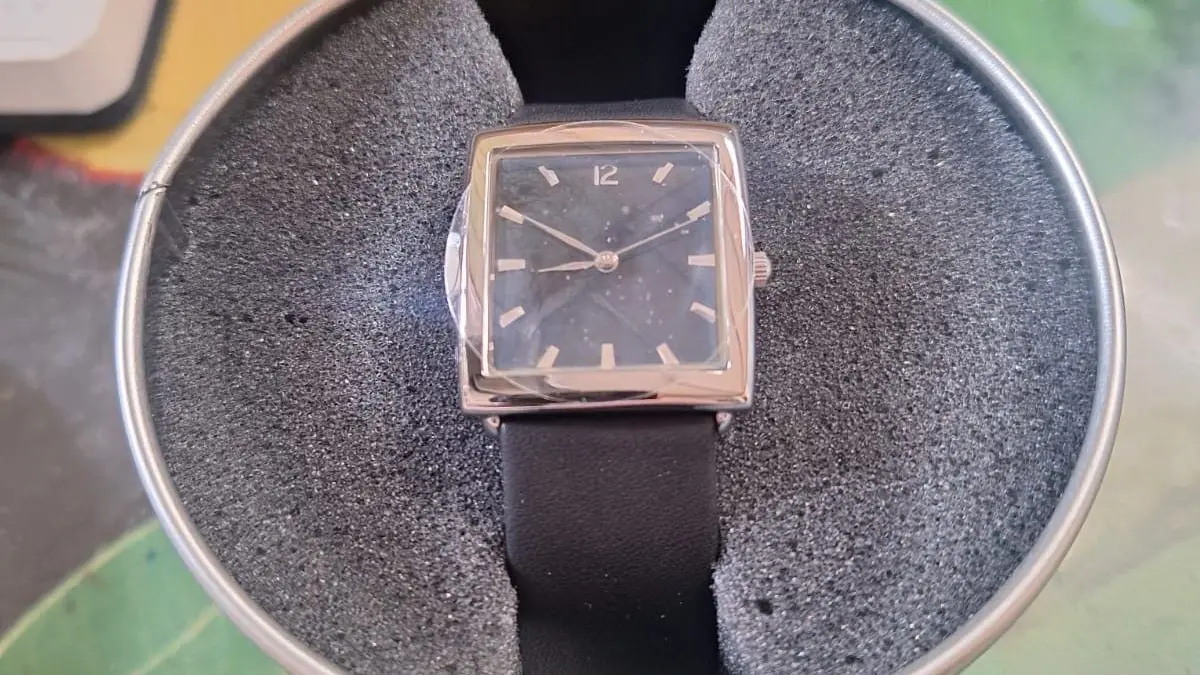 Schlicht und schwarz, für die Dame oder den Herrn: Dieses Modell ist Teil einer Sonder-Aktion im Second-Hand-Möbellager in der Ehinger Röntgenstraße.